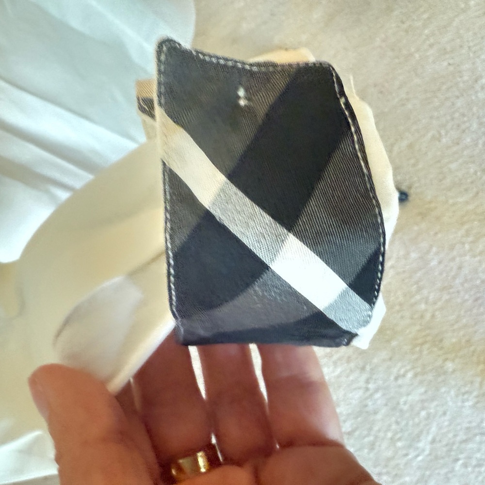 Burberry Classic White Shirt with Black Leather Collar - Picture 9 of 15